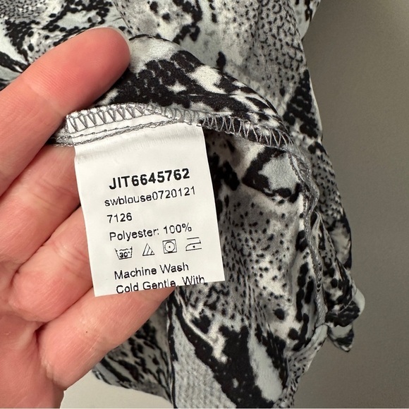 Shein curve snakeskin print short sleeve blouse - Picture 4 of 5